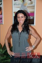 吸欧美熟妇的奶头图片,性感魅力难以抗拒