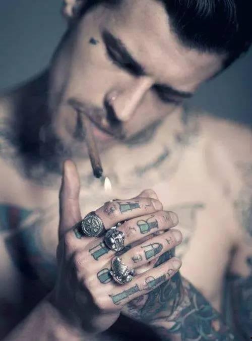 纹身抽烟欧美帅哥图片,烟雾缭绕中的独特魅力