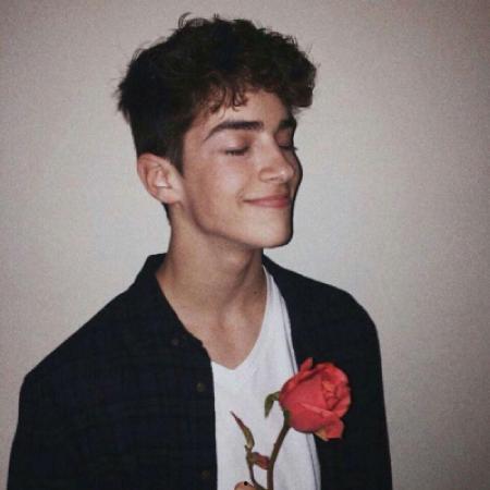 欧美黝黑男生图片,阳光下的型男风采